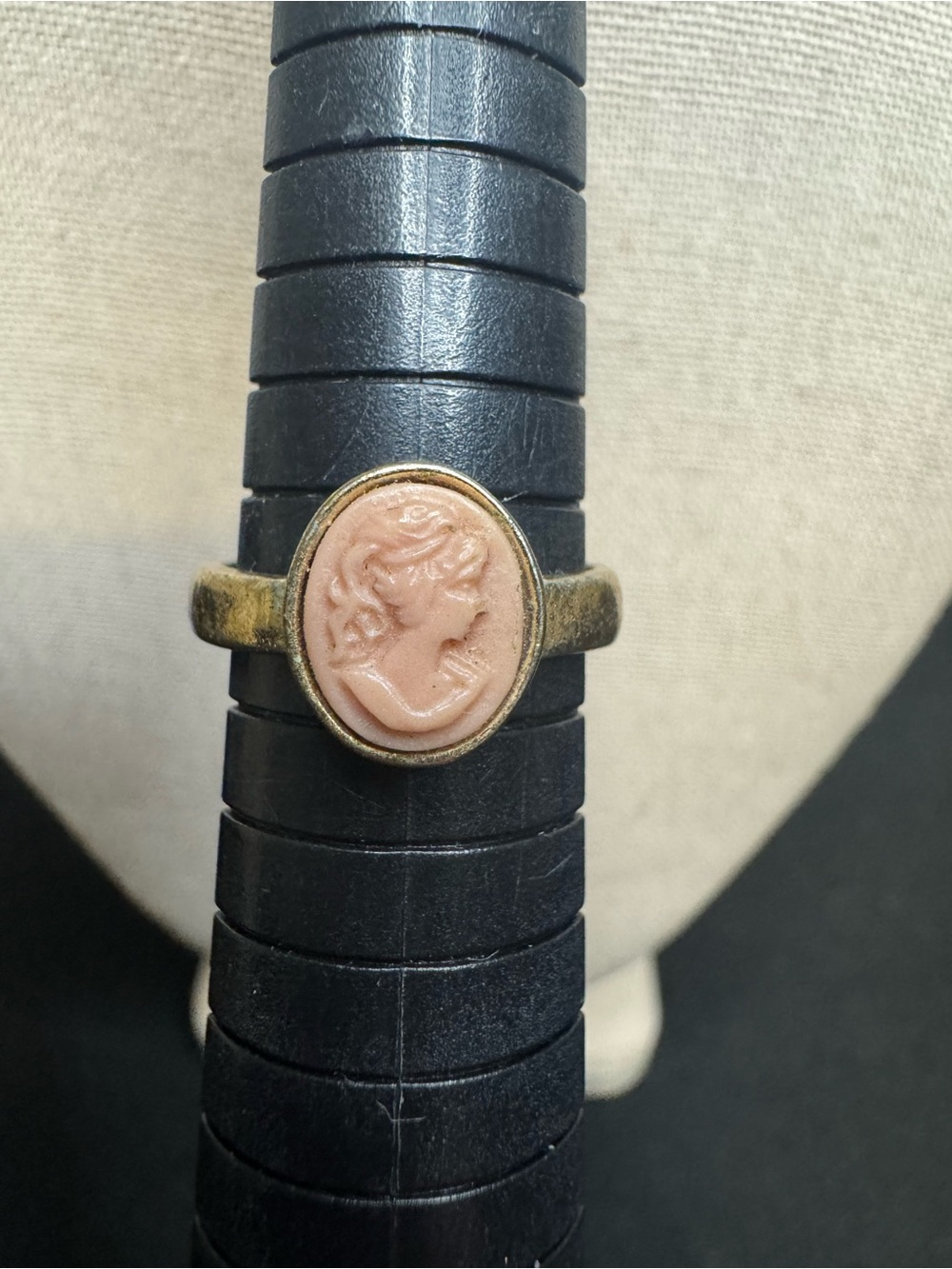 Vintage Cameo Ring in Gold with Peach Shell Cameo